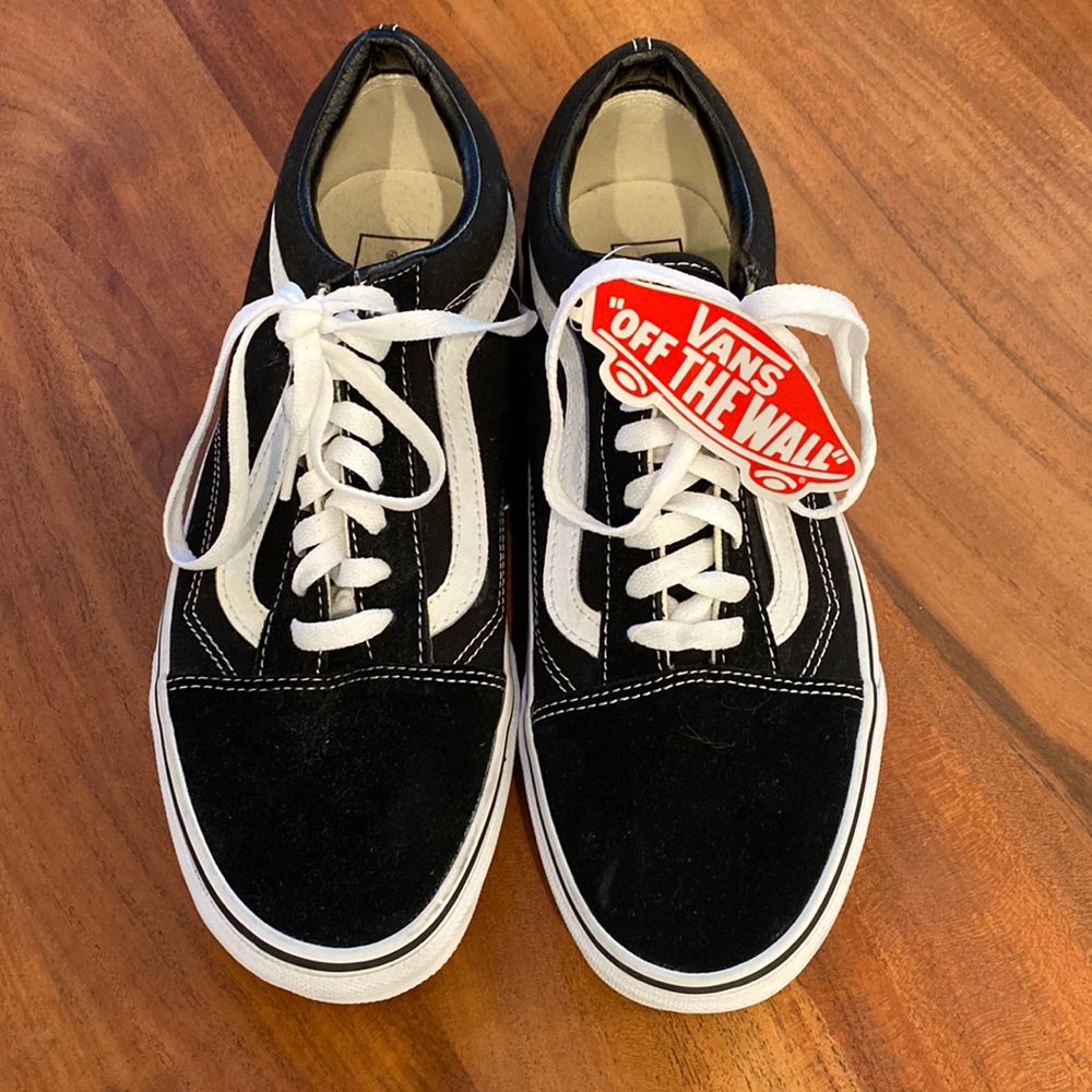 NWT Vans, black and white shoes men’s 8.5 /women’s 10.